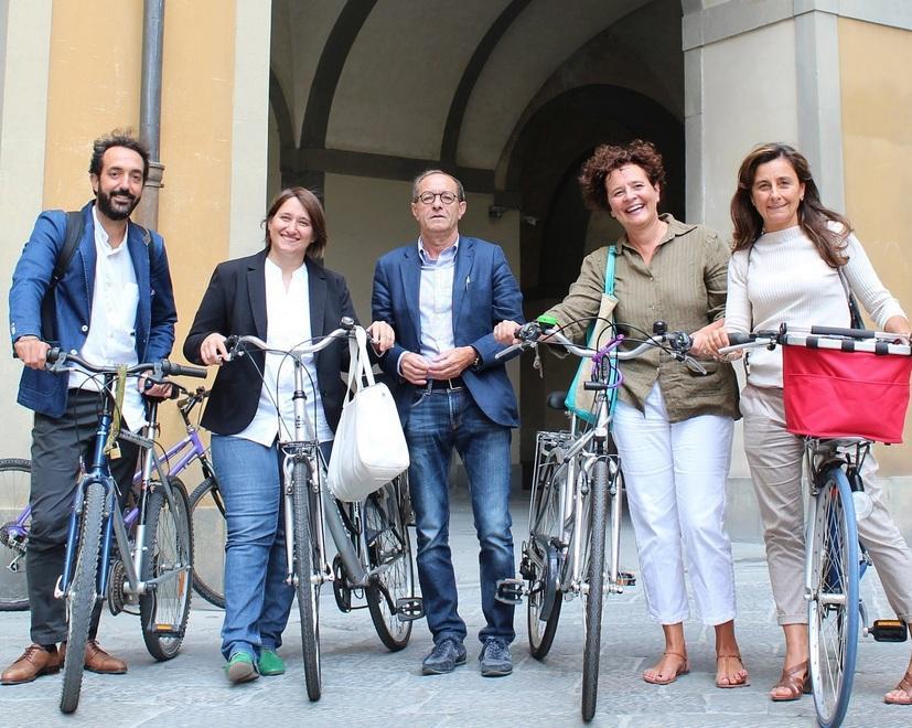 Alessi: “La giunta non ha posti-auto riservati e va in bici” 