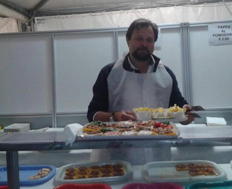 Il sindaco Fantozzi cameriere alla festa del vino 