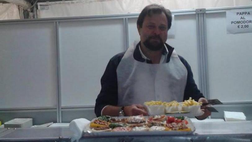Il sindaco Fantozzi cameriere alla festa del vino