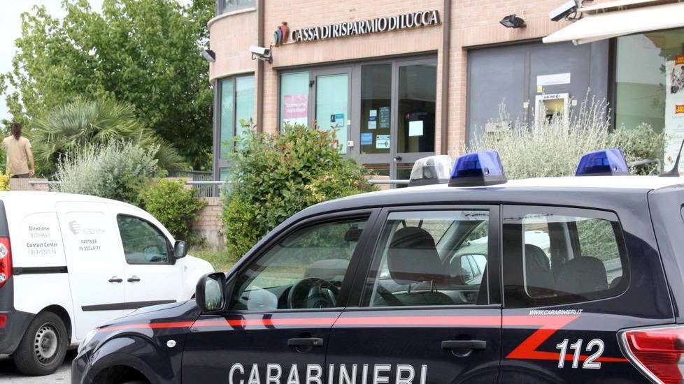 Rapinano la banca e tengono in ostaggio i clienti per un’ora