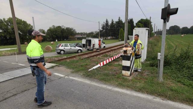 Camion abbatte un passaggio a livello