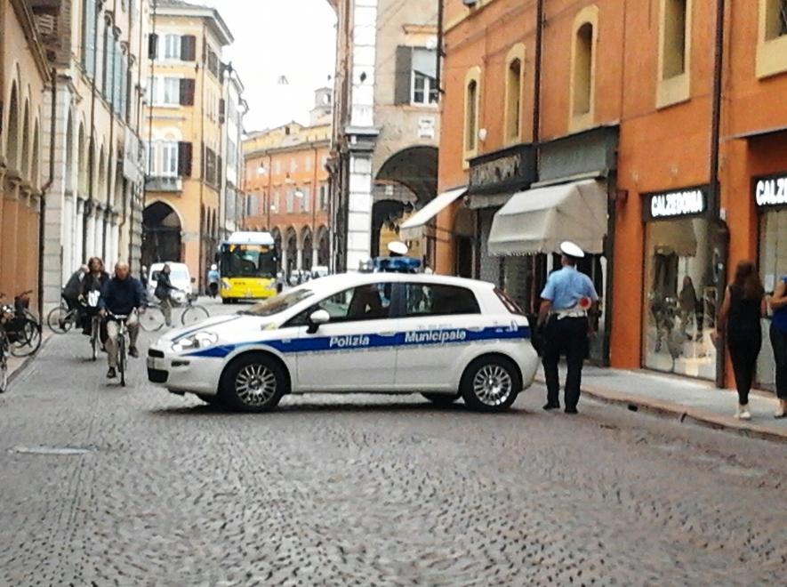 Fuga di gas: paralisi in via Emilia Centro 