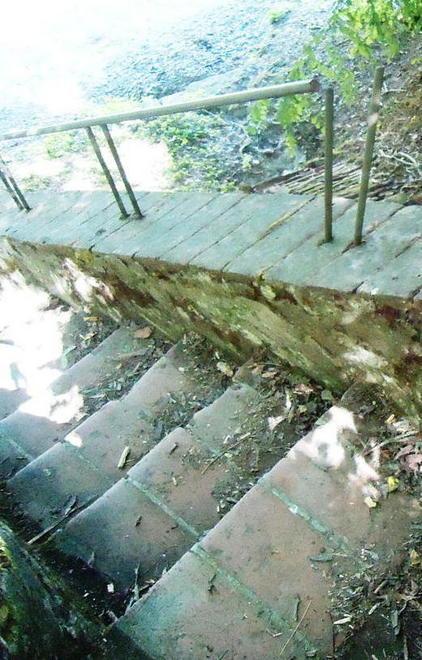 Atti vandalici al parco Corsini rotto un corrimano