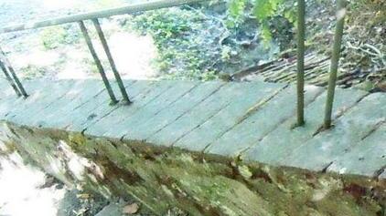 Atti vandalici al parco Corsini rotto un corrimano