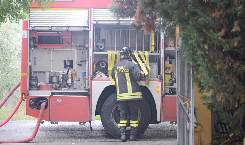 Baracca a fuoco vicino a una casa 