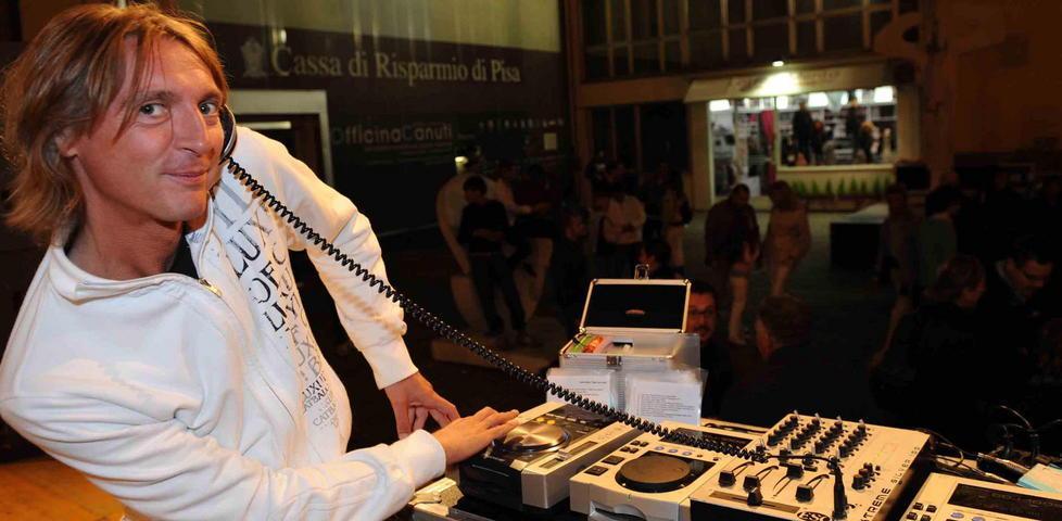 Ogni strada offre il suo show: Biafra dj in piazza e alla stazione l’orchestra spettacolo di Nelli