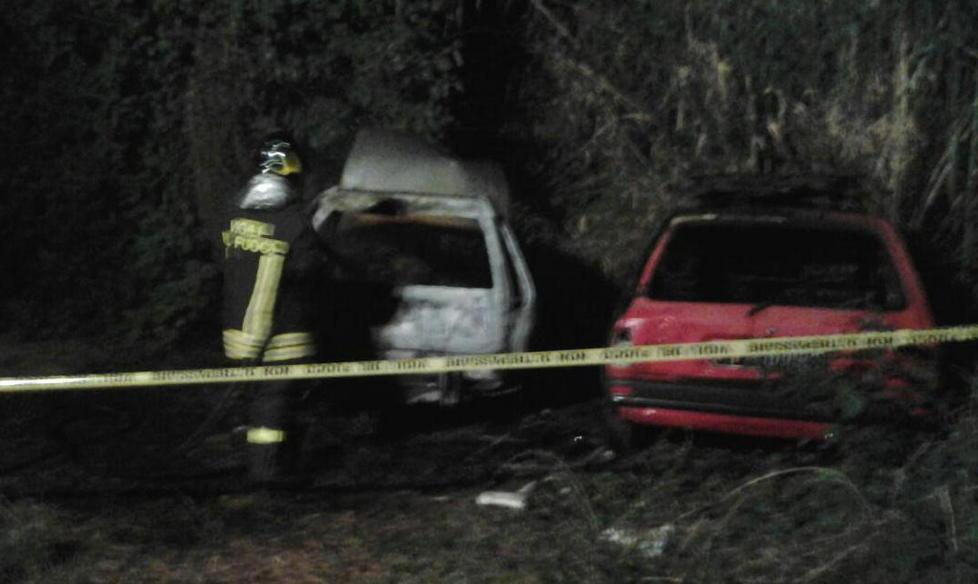 Due auto in fiamme di notte erano ferme da tempo