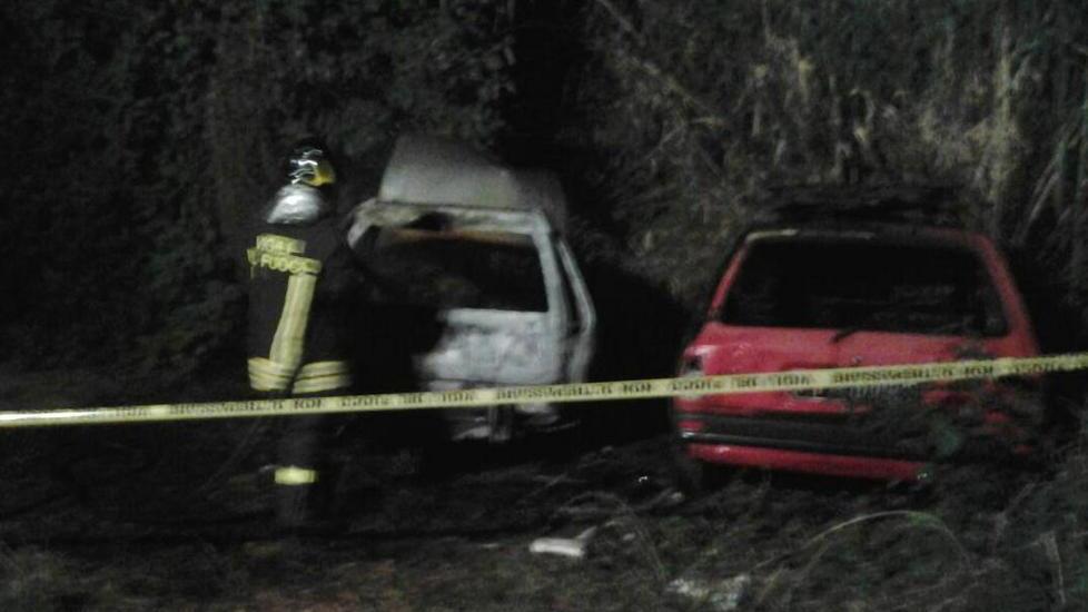 Due auto in fiamme di notte erano ferme da tempo