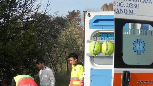 Cade dal tetto, traumi alle vertebre
