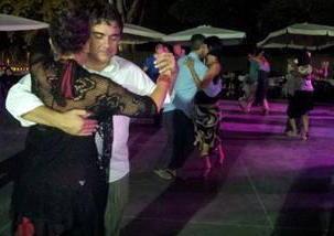 Domani in piazza Bovio la serata di tango sotto le stelle