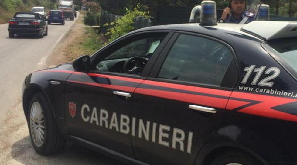 Doveva stare ai domiciliari, ma era nella piazza del paese