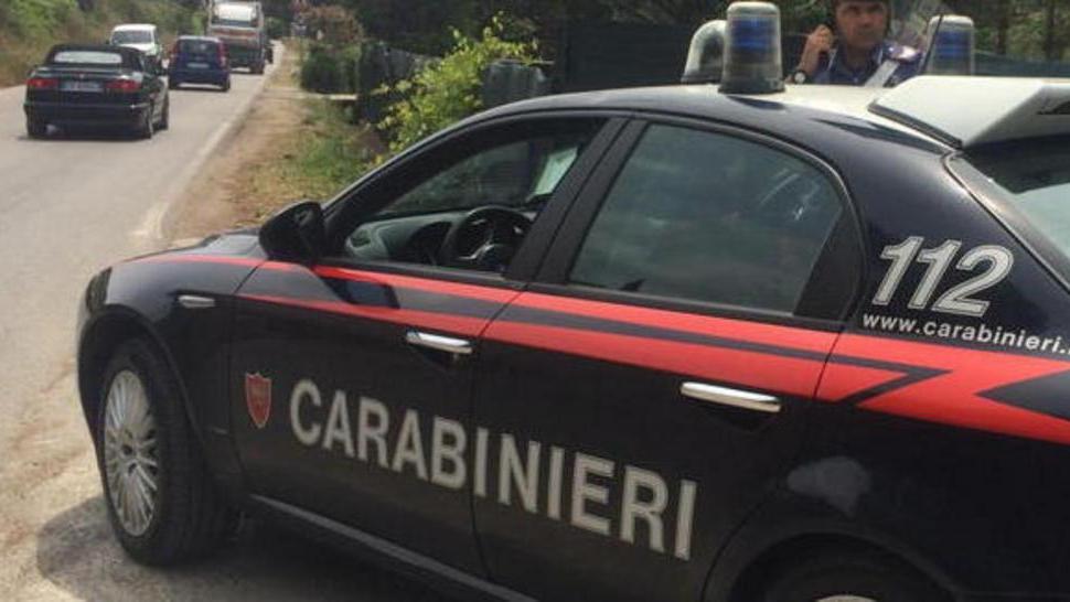 Doveva stare ai domiciliari, ma era nella piazza del paese