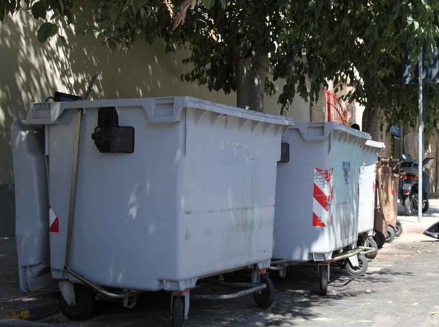 Tanfo insopportabile dai cassonetti sporchi in via Catalogna