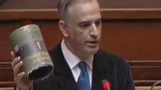 Una enorme colonna di fumo Pili: bombardano Arbus