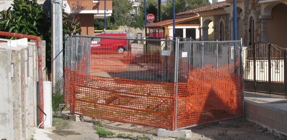 Fioccano le polemiche disagi a La Caletta per i cantieri infiniti 