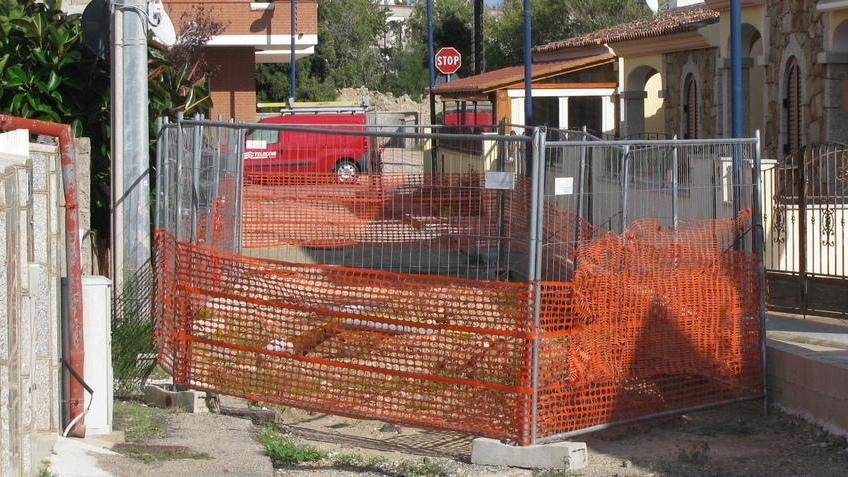 Fioccano le polemiche disagi a La Caletta per i cantieri infiniti