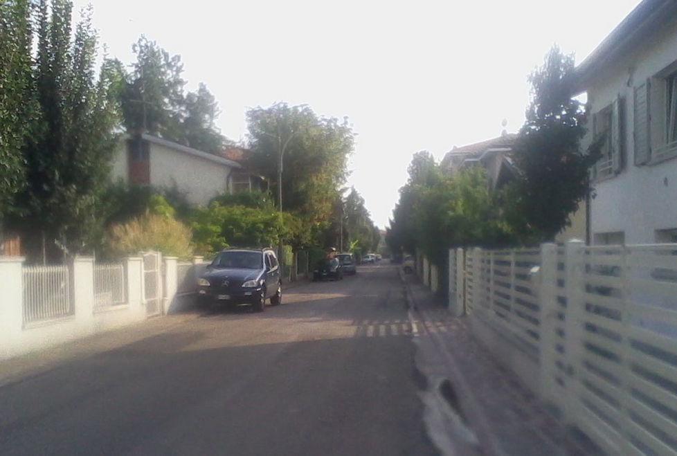 Banda di ragazzini danneggia auto in sosta sulle strade