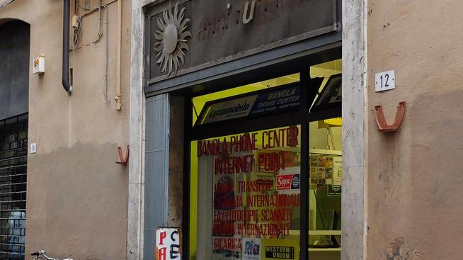 Retata al phone center, tre arresti