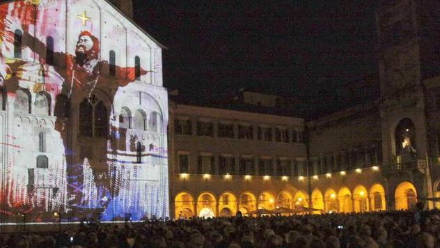 Modena s’inchina a Pavarotti messaggero di pace e musica