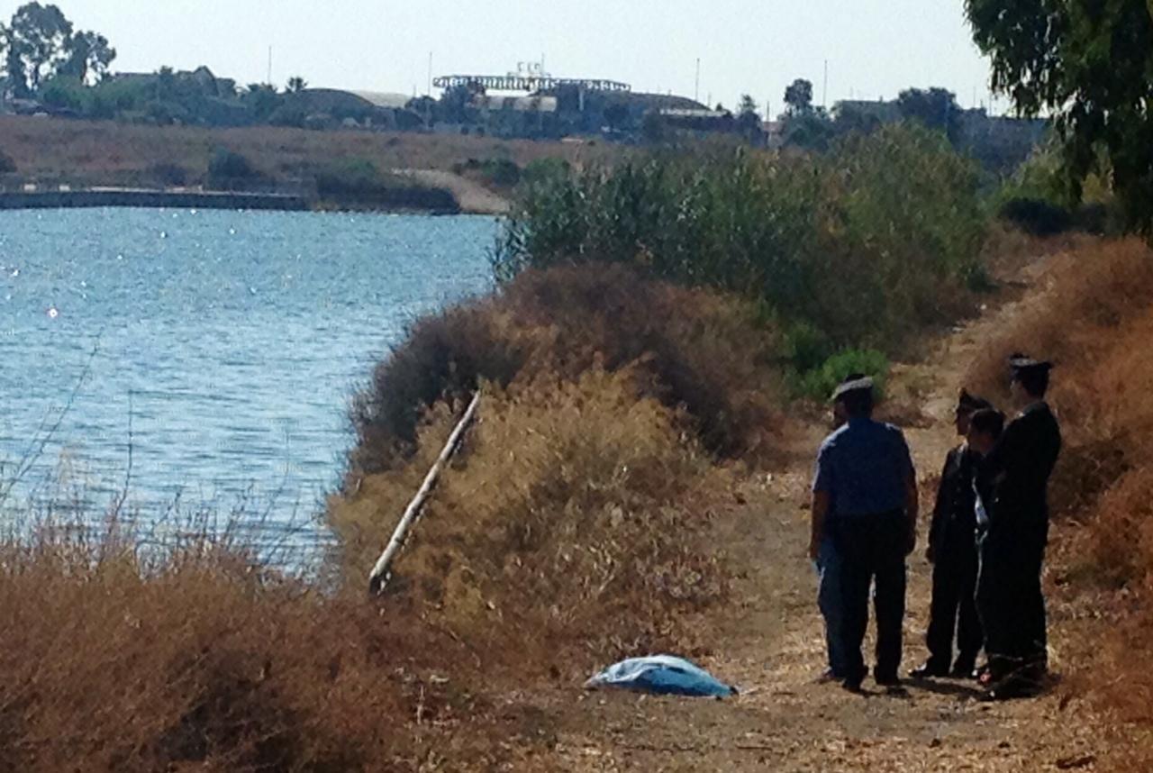 Cadavere di un uomo sulle sponde del canale: è giallo