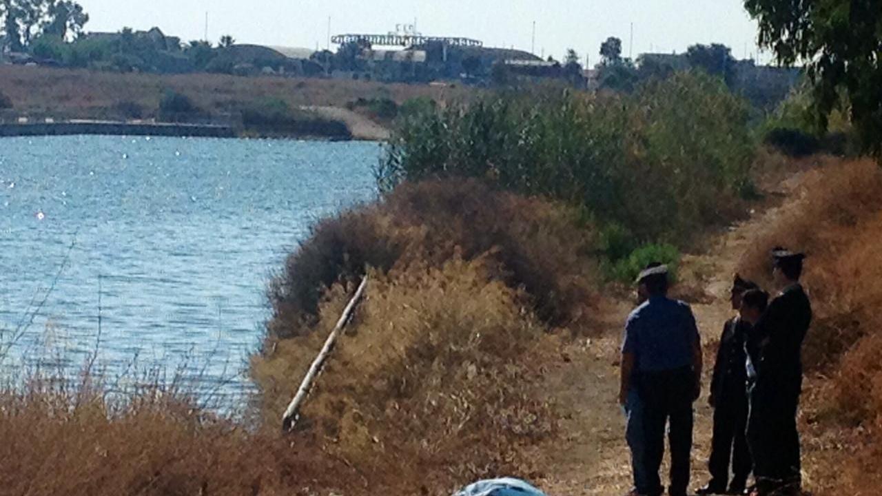 Cadavere di un uomo sulle sponde del canale: è giallo