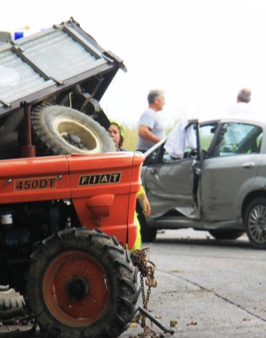 Un trattore si rompe e travolge un’auto: ferita intera famiglia 
