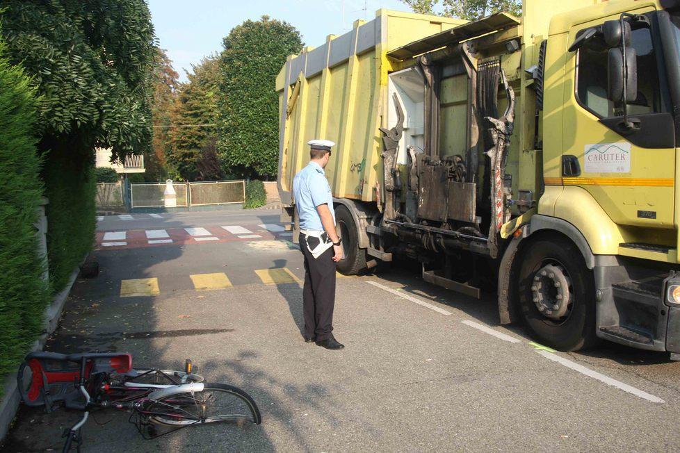 Donna in bici travolta da un camion, è grave 