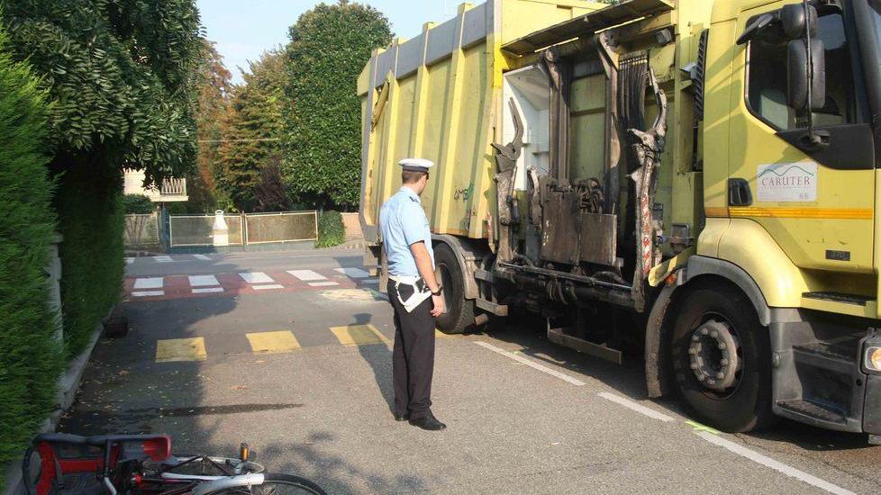 Donna in bici travolta da un camion, è grave