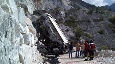 Muore nel camion fuori strada: era al primo giorno di lavoro in cava