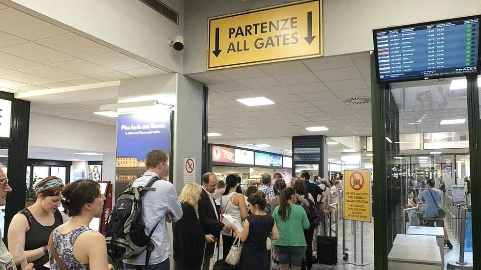 Scioperano i controllori di volo, tanti i voli cancellati a Pisa e Firenze