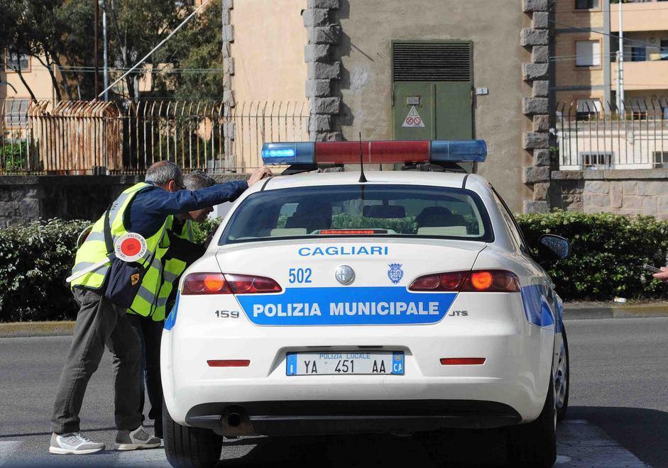 Tampona due auto, stacca le targhe dalla sua Panda e scappa 