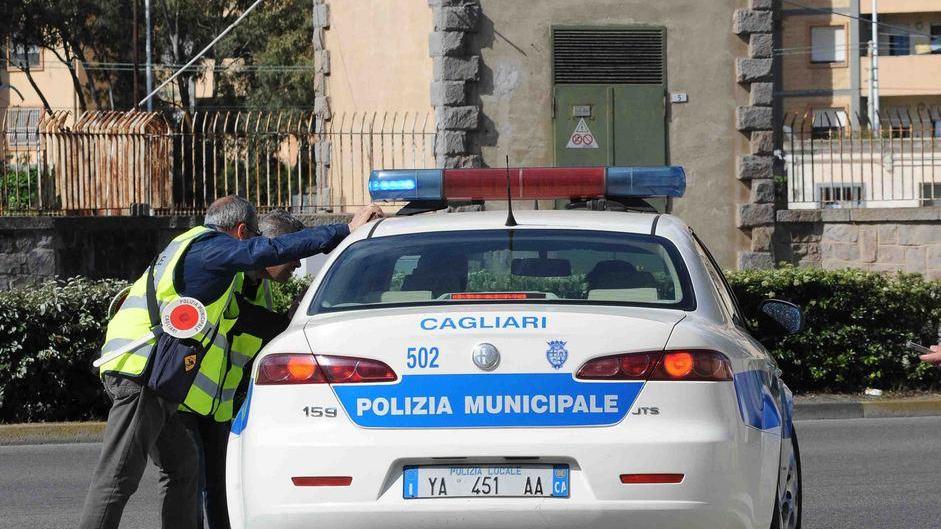 Tampona due auto, stacca le targhe dalla sua Panda e scappa