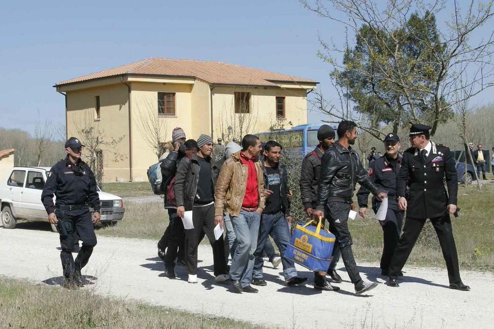 Migranti denunciano carenze igieniche nella struttura che li ospita 