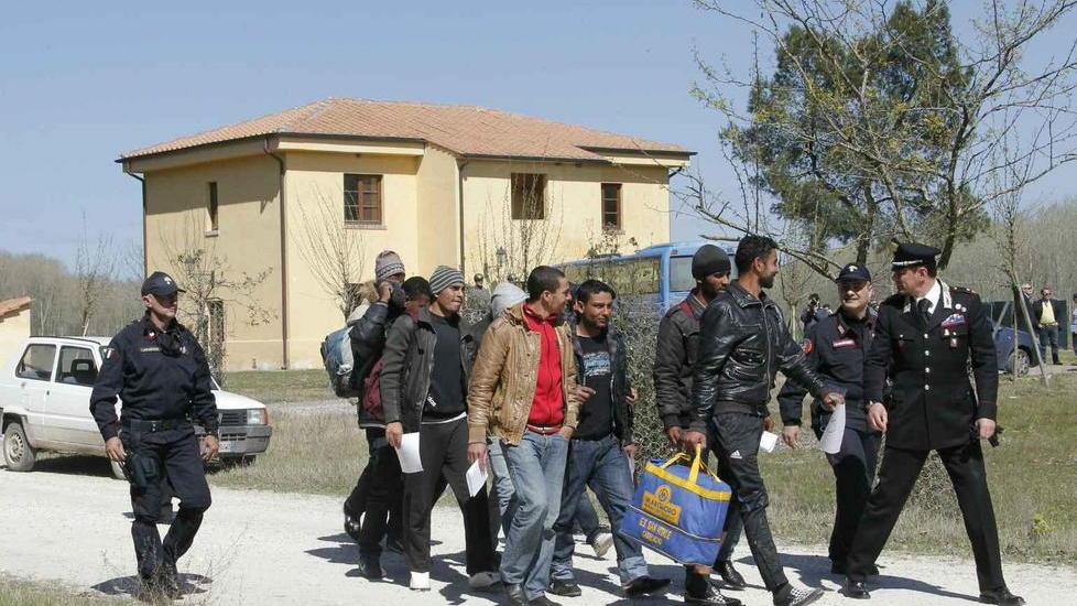 Migranti denunciano carenze igieniche nella struttura che li ospita