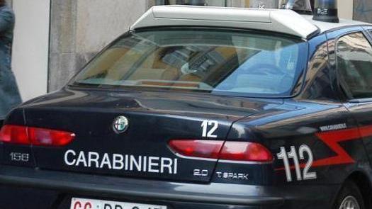 Investe pedoni, via auto e patente