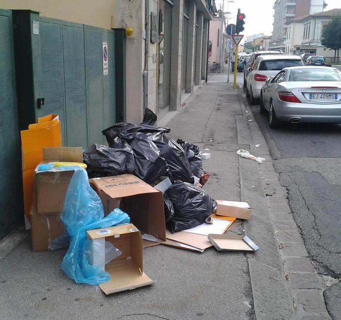 Tra cartoni ed immondizia, degrado in pieno centro 