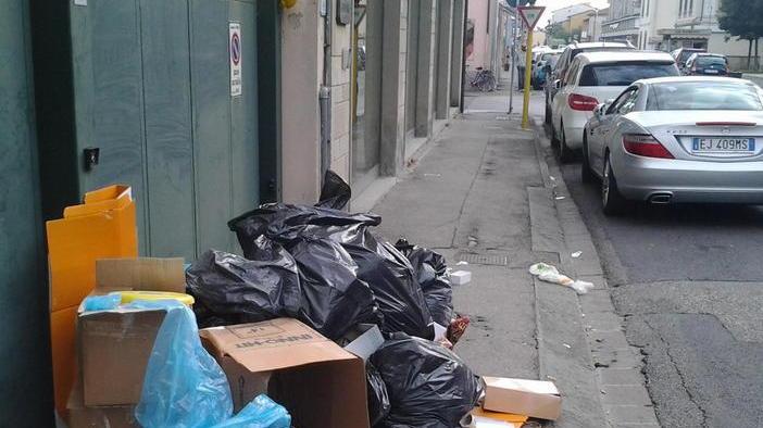 Tra cartoni ed immondizia, degrado in pieno centro