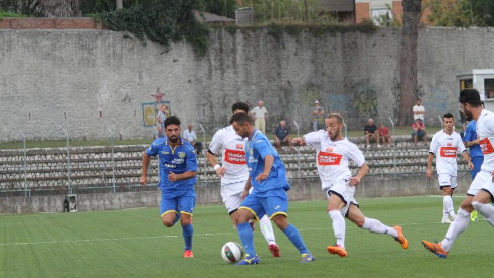 Derby pirotecnico allo stadio dei Marmi Tra Carrarese e Pistoiese finisce 3-3