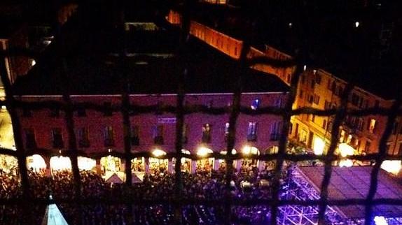 Dall'alto della Ghirlandina la piazza gremita per lo spettacolo foto (Camilla Caffo - @camicaffo)