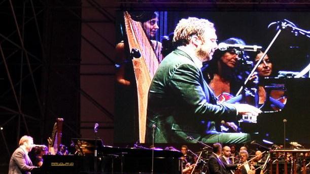 Notte di emozioni e nostalgia per la voce che cantava la pace