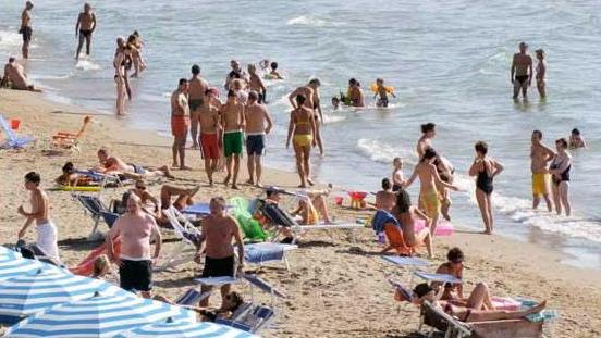 Tolti tutti i divieti il mare torna libero