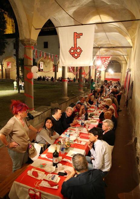 Aspettando gli arcieri a Pescia si sfidano le dame in costume 
