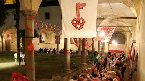 Aspettando gli arcieri a Pescia si sfidano le dame in costume