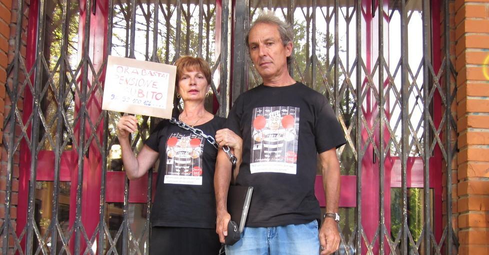 Docenti in catene contro l’ingiustizia
