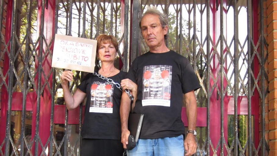 Docenti in catene contro l’ingiustizia