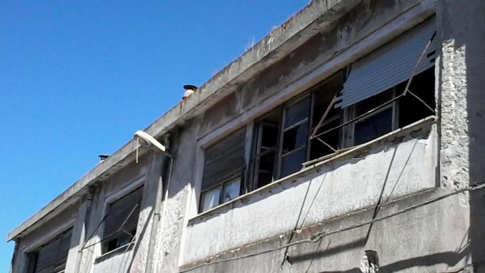 Finestre cadenti nell’ex caseificio