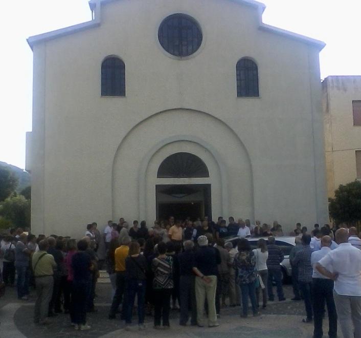 Folla ai funerali della donna finita con l’auto nella scarpata