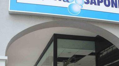 Sfondano la vetrata in auto e rubano creme e profumi