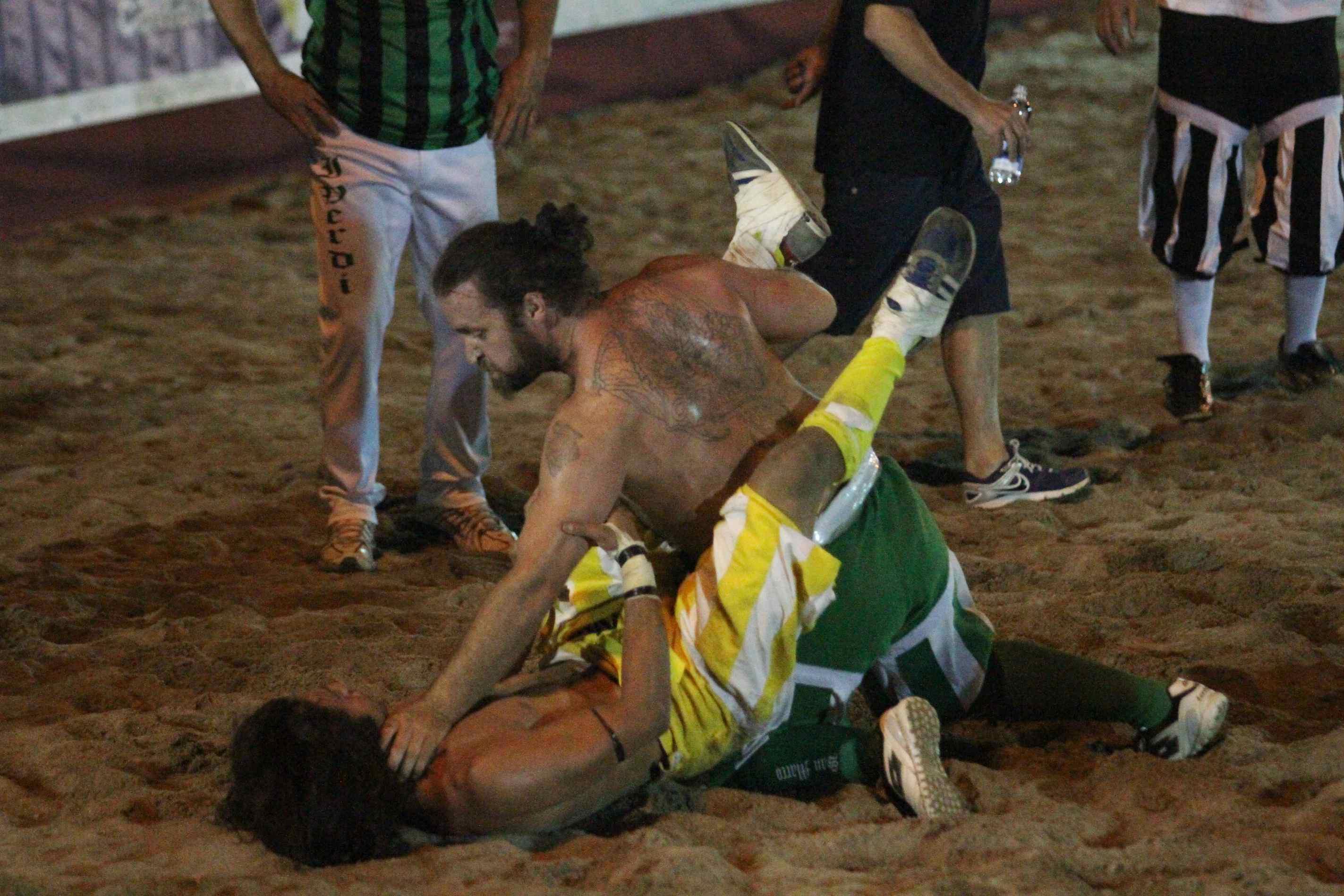 Via alla Palla Grossa, sfida ai massimi livelli. Gialli in finale Scontri: 5 espulsi tra cui l'allenatore dei Verdi - Video 