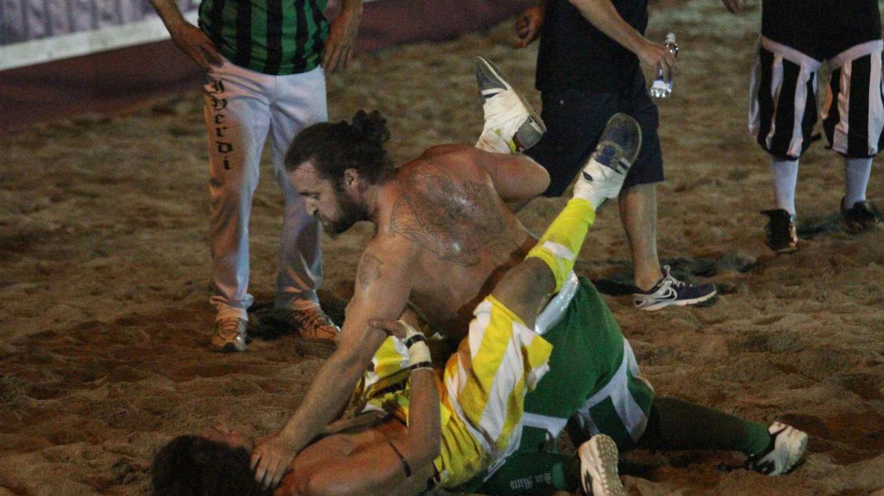 Via alla Palla Grossa, sfida ai massimi livelli. Gialli in finale Scontri: 5 espulsi tra cui l'allenatore dei Verdi - Video